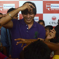 Vivek Oberoi - Vivek Oberoi Celebrates Diwali with Cancer Affected Children Photos | Picture 626020