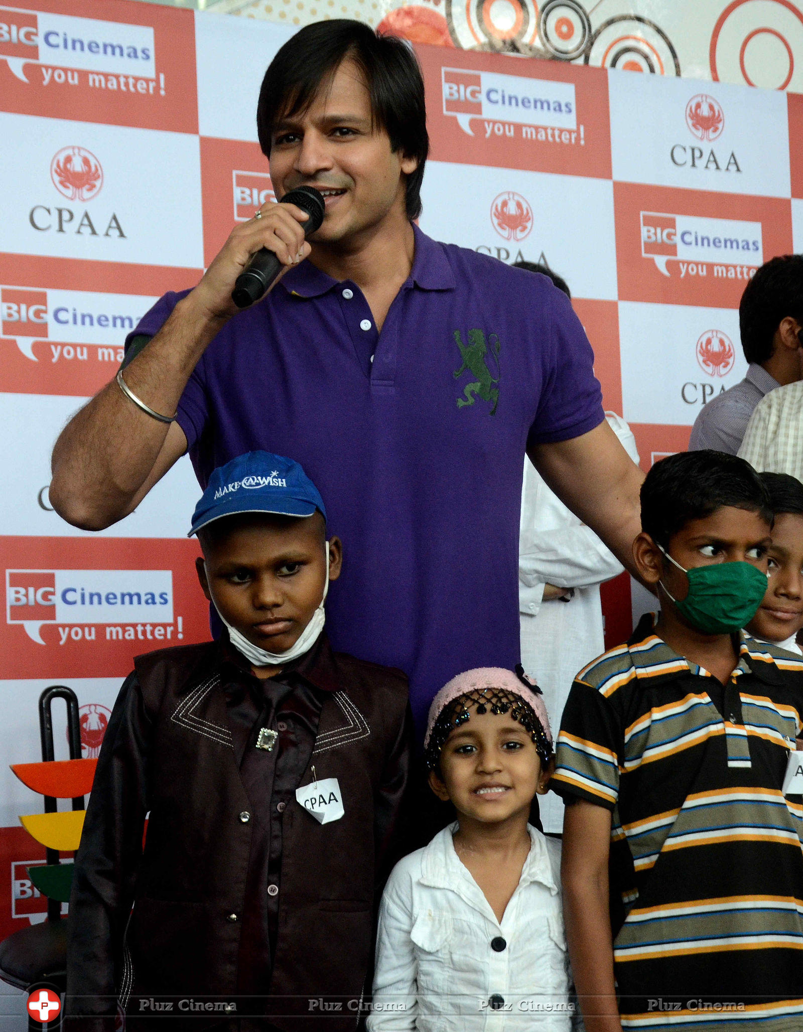 Vivek Oberoi - Vivek Oberoi Celebrates Diwali with Cancer Affected Children Photos | Picture 626011