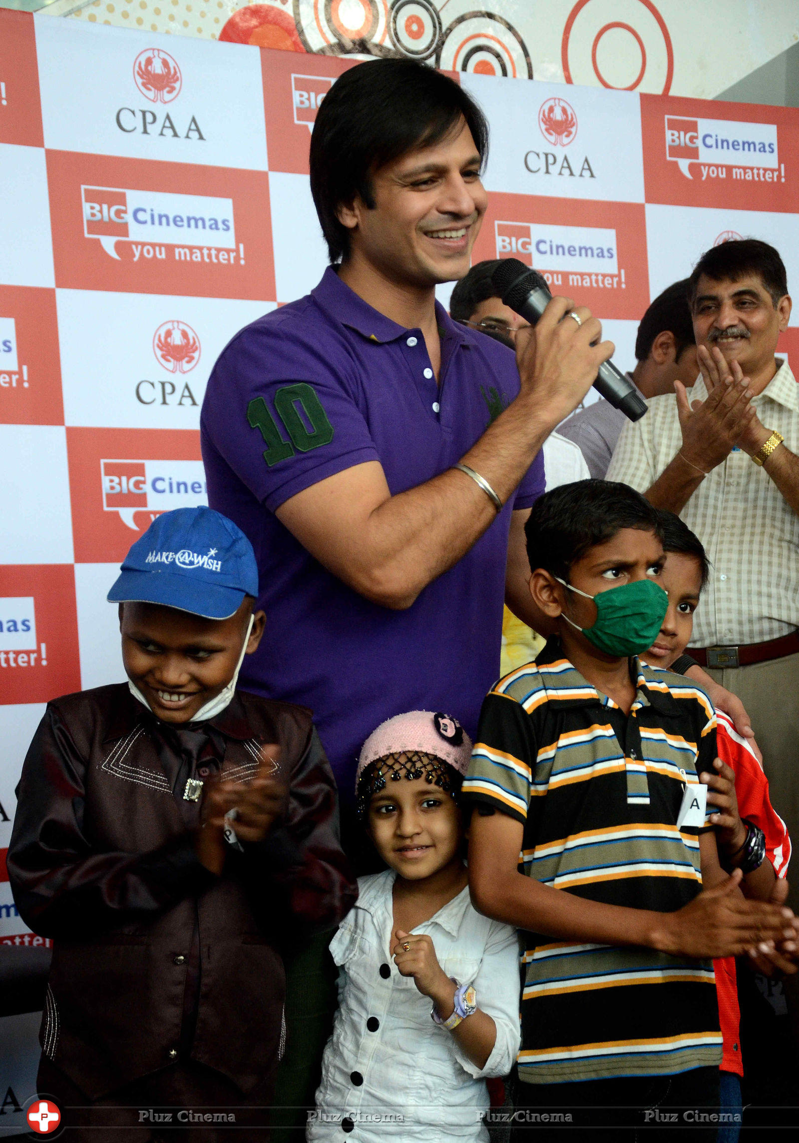 Vivek Oberoi - Vivek Oberoi Celebrates Diwali with Cancer Affected Children Photos | Picture 626013