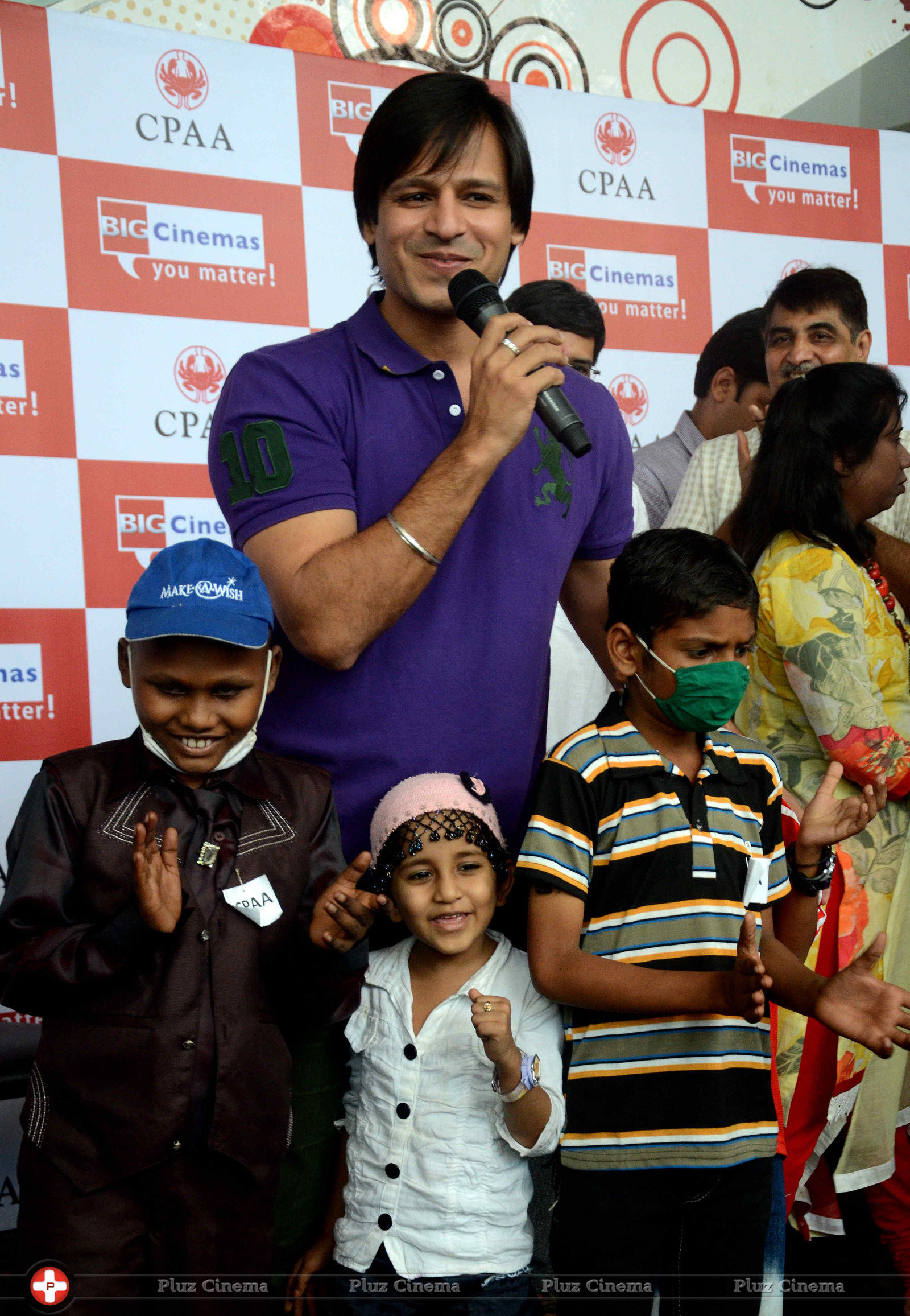 Vivek Oberoi - Vivek Oberoi Celebrates Diwali with Cancer Affected Children Photos | Picture 626014