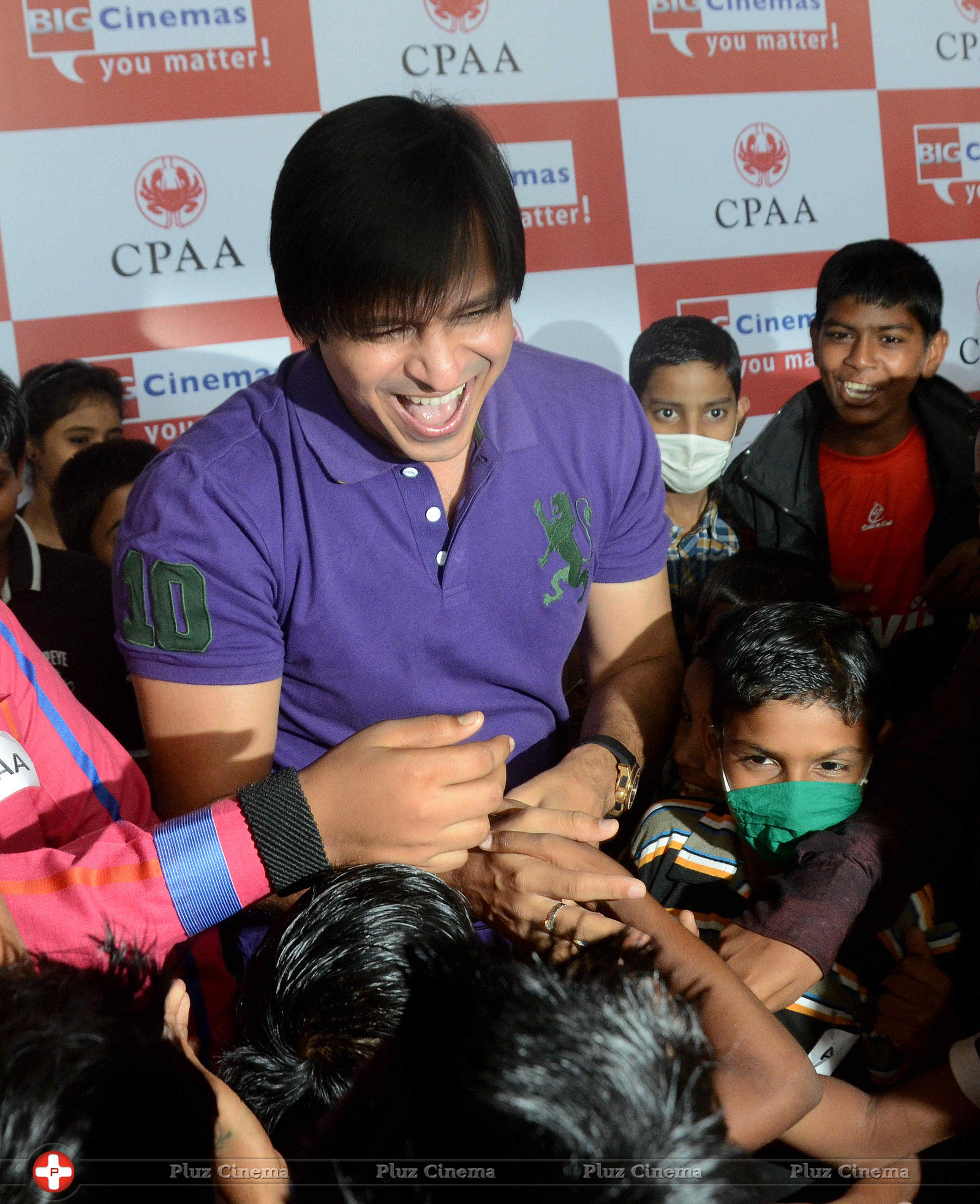 Vivek Oberoi - Vivek Oberoi Celebrates Diwali with Cancer Affected Children Photos | Picture 626017