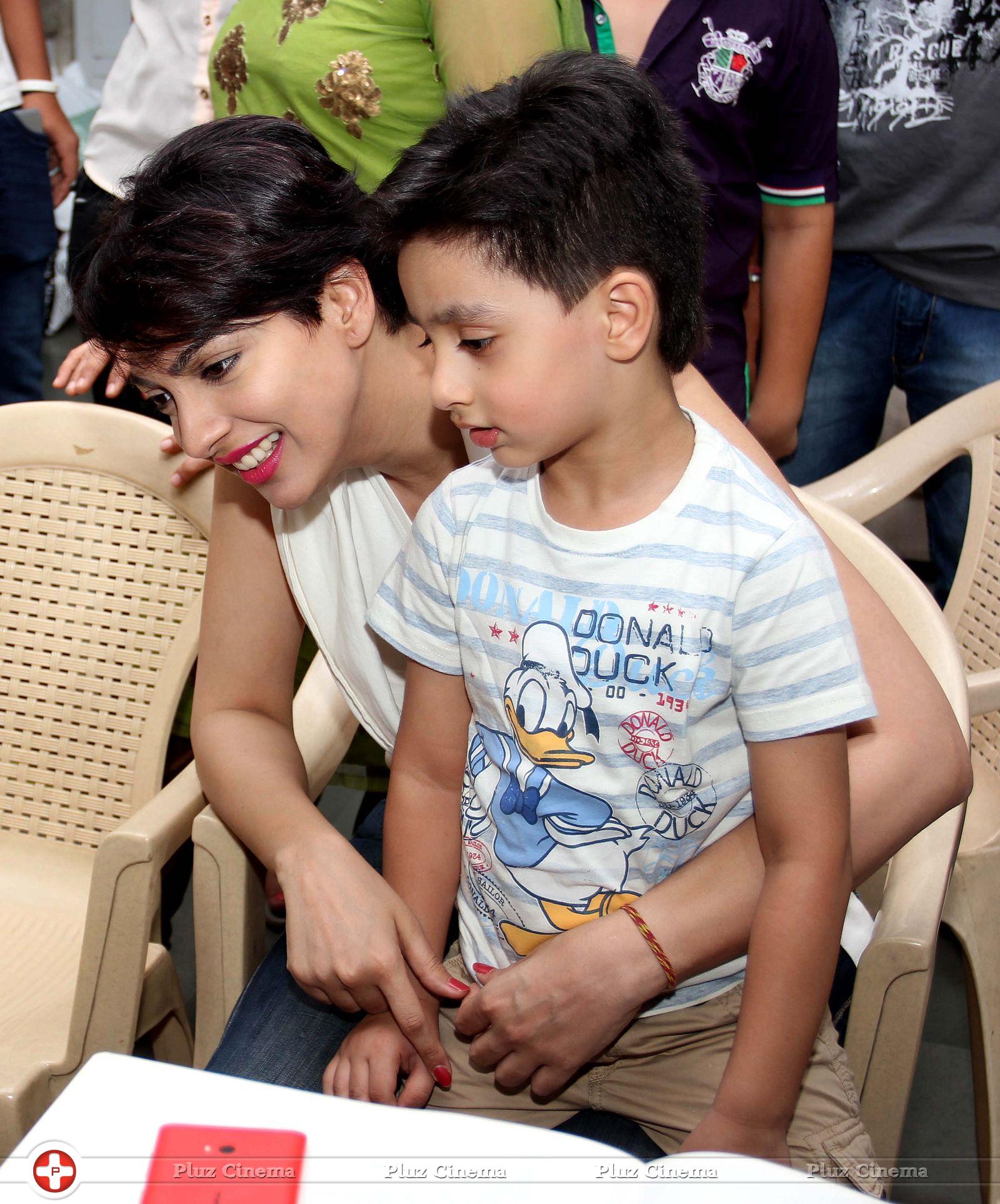 Yukta Mookhey - Yukta Mookhey Celebrates Diwali with Underprivileged Children Photos | Picture 626056