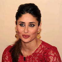 Kareena Kapoor - Kareena & Imran Promotes Gori Tere Pyar Mein on the Sets of KBC Photos | Picture 628190
