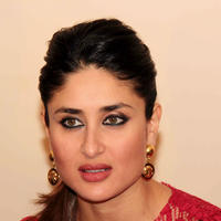 Kareena Kapoor - Kareena & Imran Promotes Gori Tere Pyar Mein on the Sets of KBC Photos | Picture 628191
