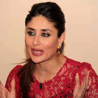 Kareena Kapoor - Kareena & Imran Promotes Gori Tere Pyar Mein on the Sets of KBC Photos | Picture 628193