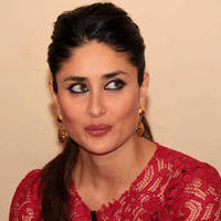 Kareena Kapoor - Kareena & Imran Promotes Gori Tere Pyar Mein on the Sets of KBC Photos | Picture 628195