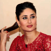 Kareena Kapoor - Kareena & Imran Promotes Gori Tere Pyar Mein on the Sets of KBC Photos | Picture 628196