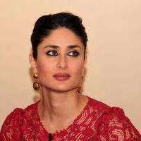 Kareena Kapoor - Kareena & Imran Promotes Gori Tere Pyar Mein on the Sets of KBC Photos | Picture 628197