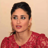 Kareena Kapoor - Kareena & Imran Promotes Gori Tere Pyar Mein on the Sets of KBC Photos | Picture 628198