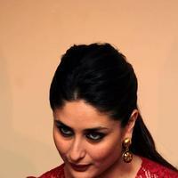 Kareena Kapoor - Kareena & Imran Promotes Gori Tere Pyar Mein on the Sets of KBC Photos | Picture 628199