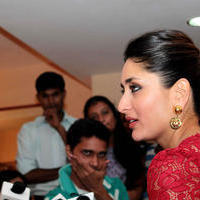 Kareena Kapoor - Kareena & Imran Promotes Gori Tere Pyar Mein on the Sets of KBC Photos | Picture 628200