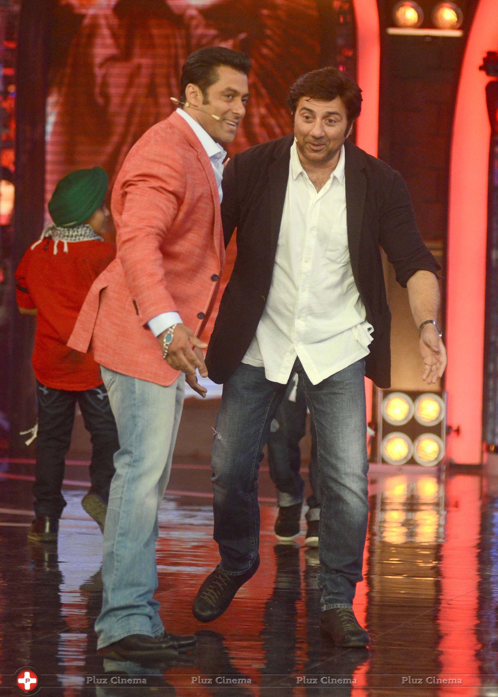 Sunny Deol promotes his film Singh Sahab The Great on the sets of Big Boss With Salman Khan Photos | Picture 633344
