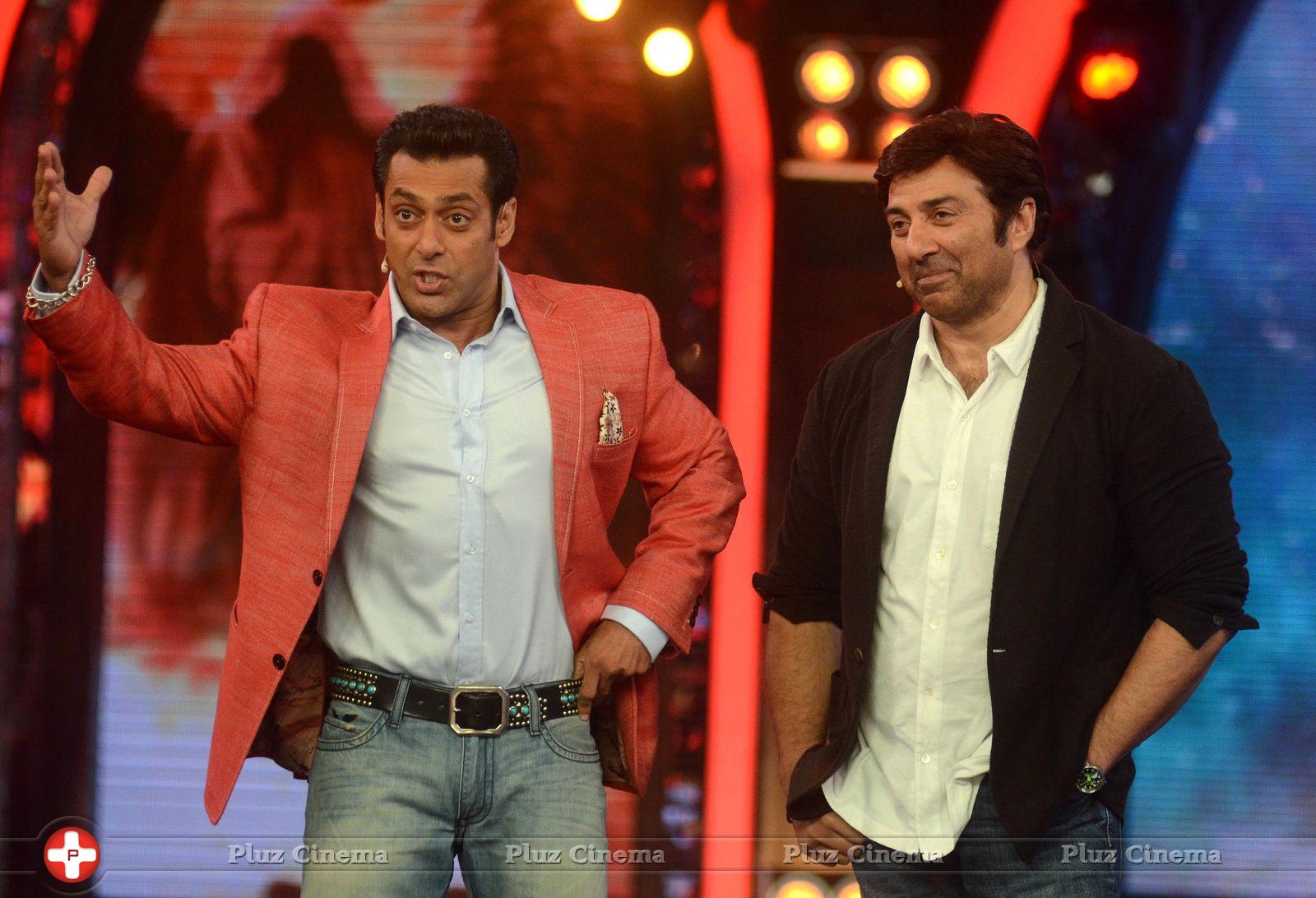 Sunny Deol promotes his film Singh Sahab The Great on the sets of Big Boss With Salman Khan Photos | Picture 633349