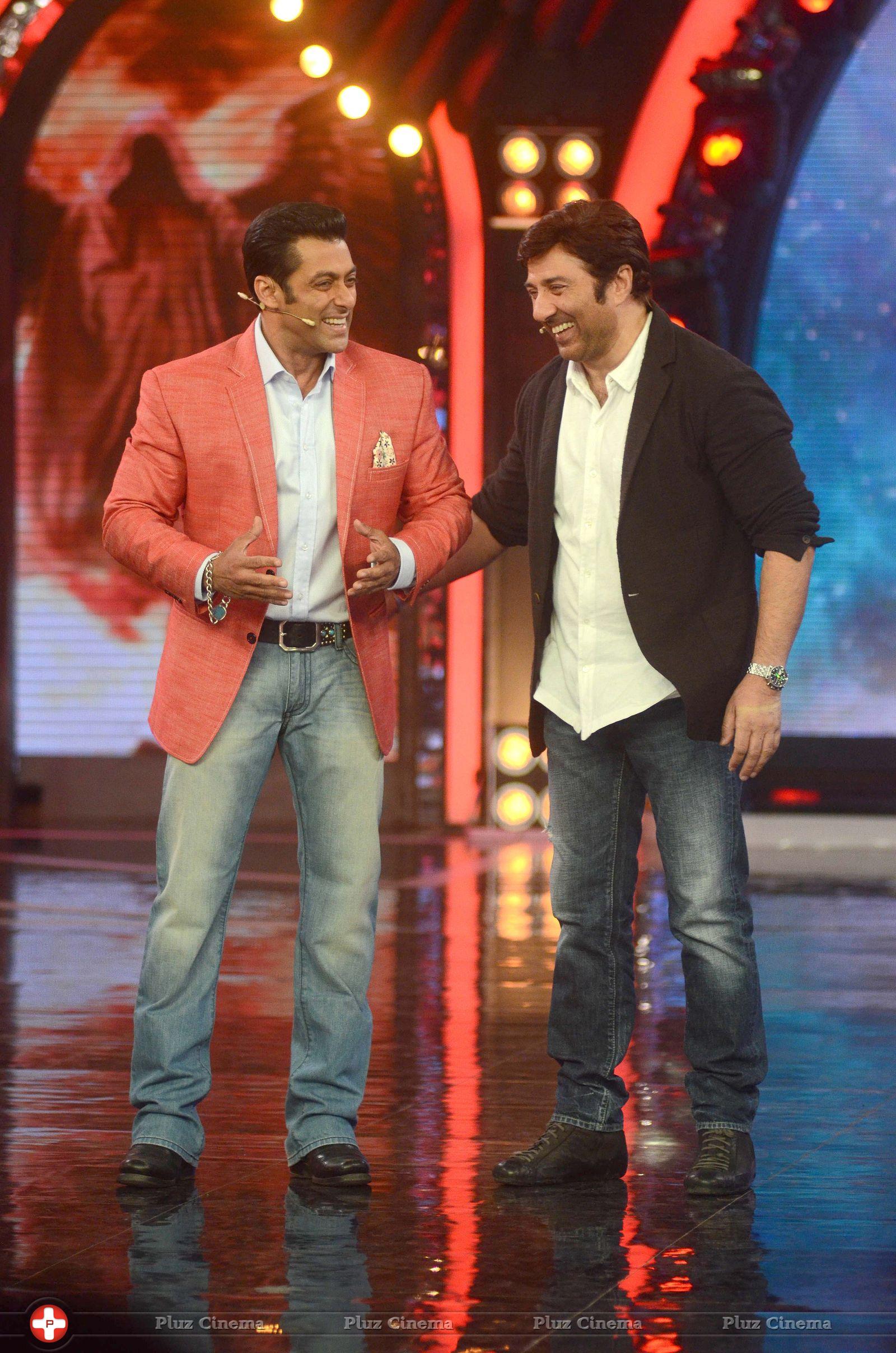 Sunny Deol promotes his film Singh Sahab The Great on the sets of Big Boss With Salman Khan Photos | Picture 633353