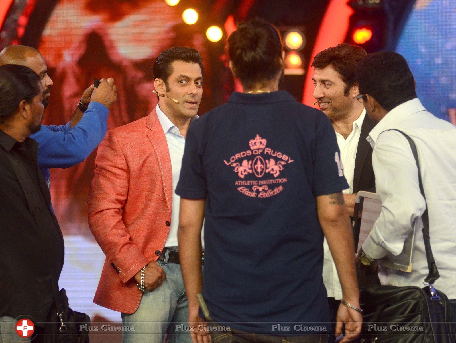 Sunny Deol promotes his film Singh Sahab The Great on the sets of Big Boss With Salman Khan Photos | Picture 633360