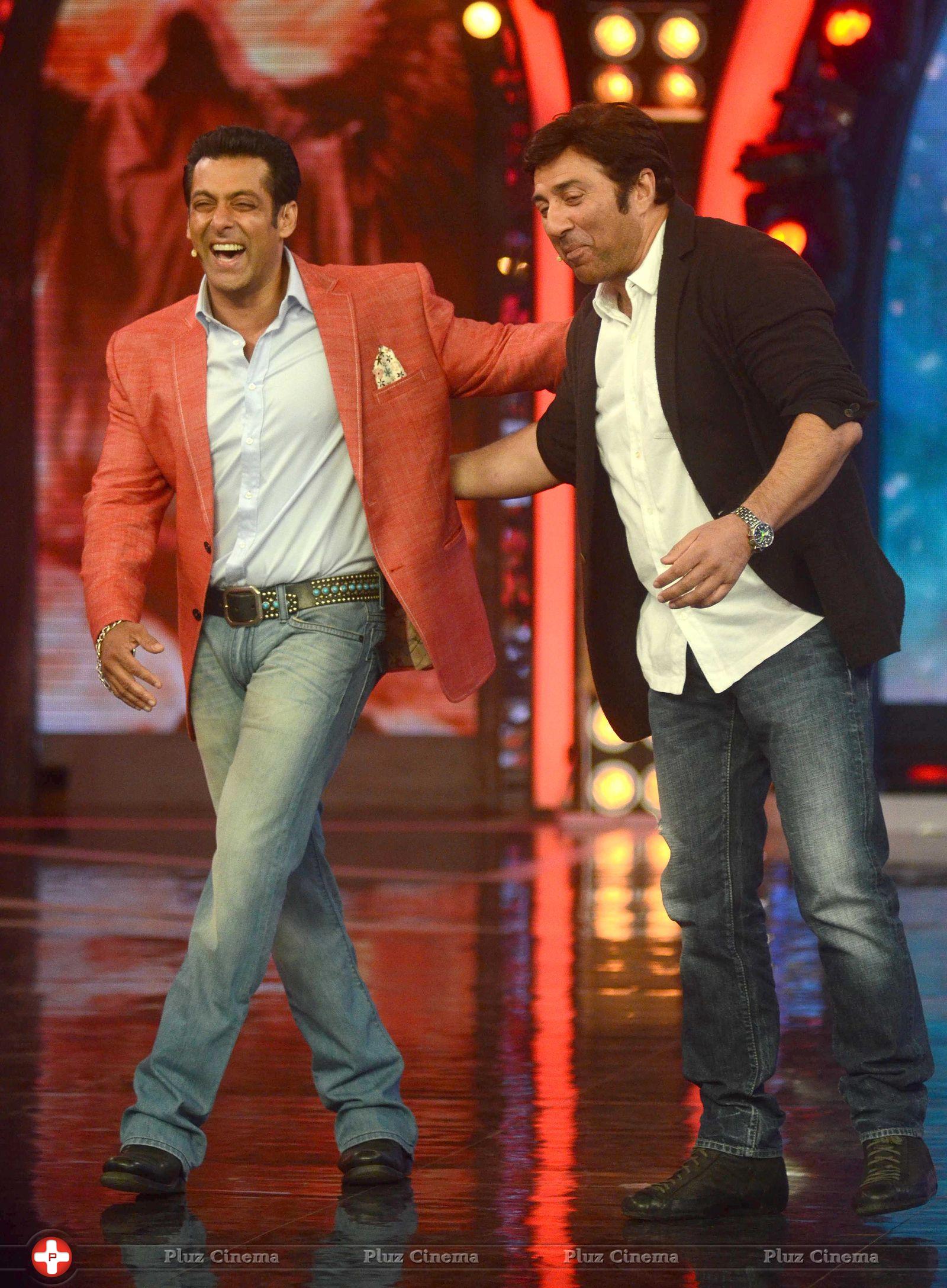 Sunny Deol promotes his film Singh Sahab The Great on the sets of Big Boss With Salman Khan Photos | Picture 633377