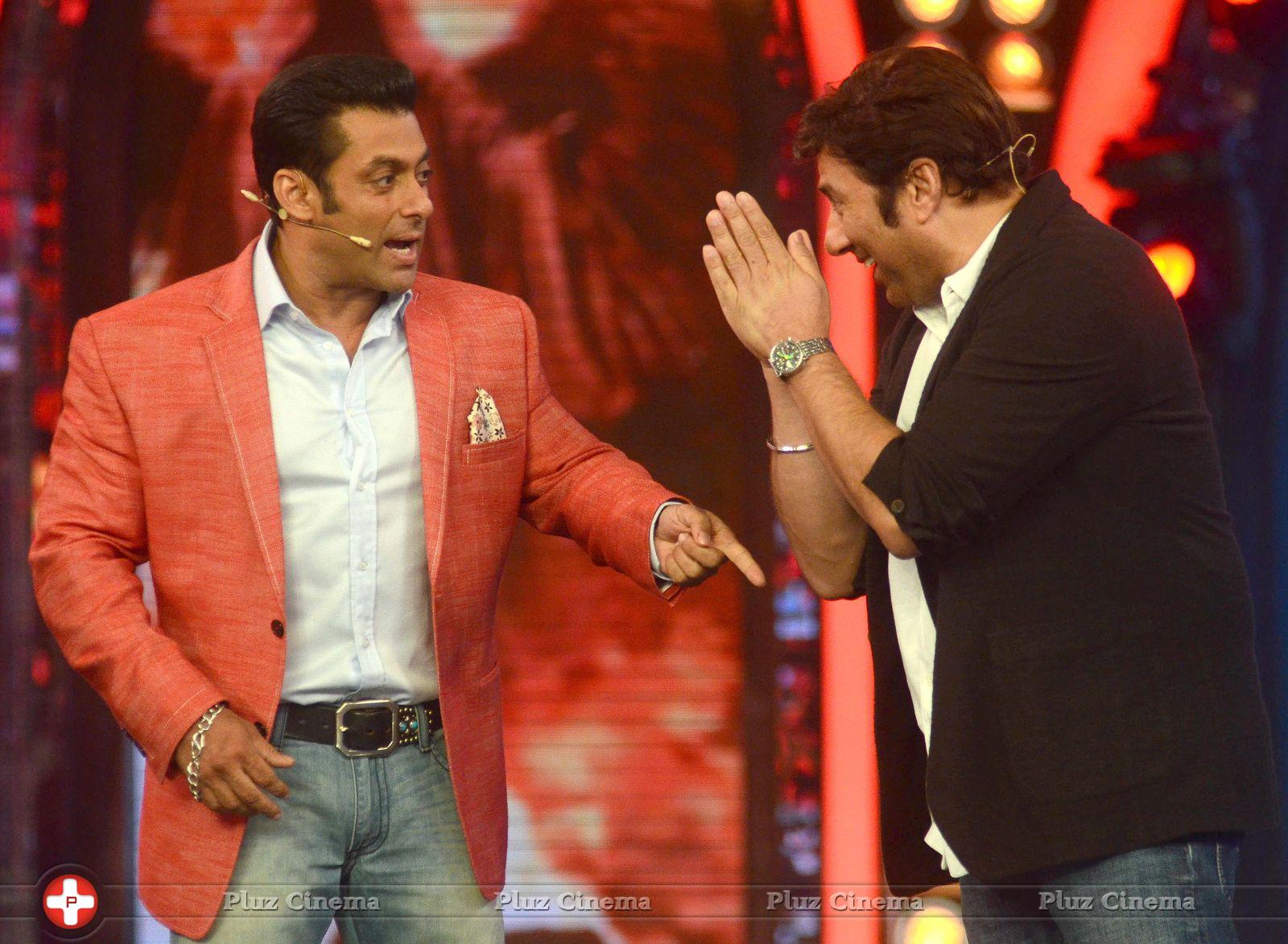 Sunny Deol promotes his film Singh Sahab The Great on the sets of Big Boss With Salman Khan Photos | Picture 633384