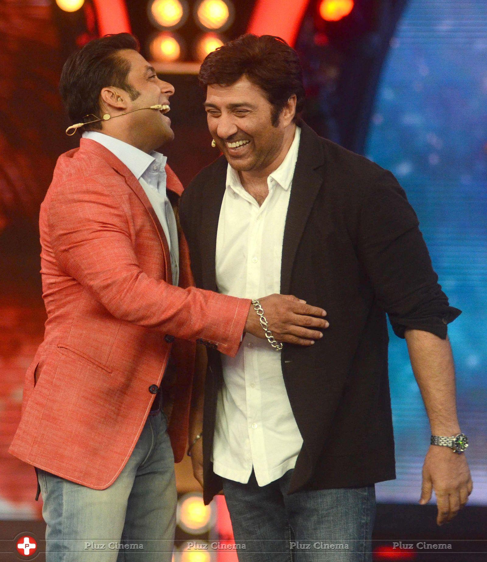 Sunny Deol promotes his film Singh Sahab The Great on the sets of Big Boss With Salman Khan Photos | Picture 633389