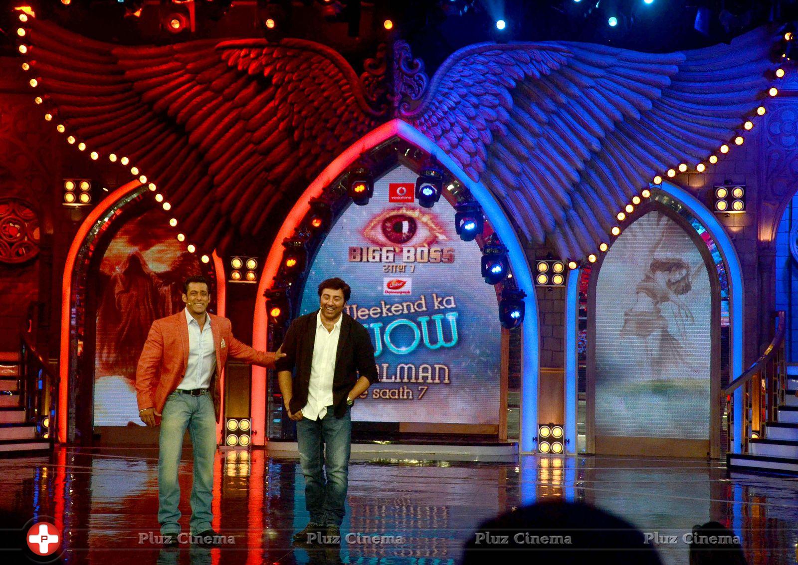 Sunny Deol promotes his film Singh Sahab The Great on the sets of Big Boss With Salman Khan Photos | Picture 633397