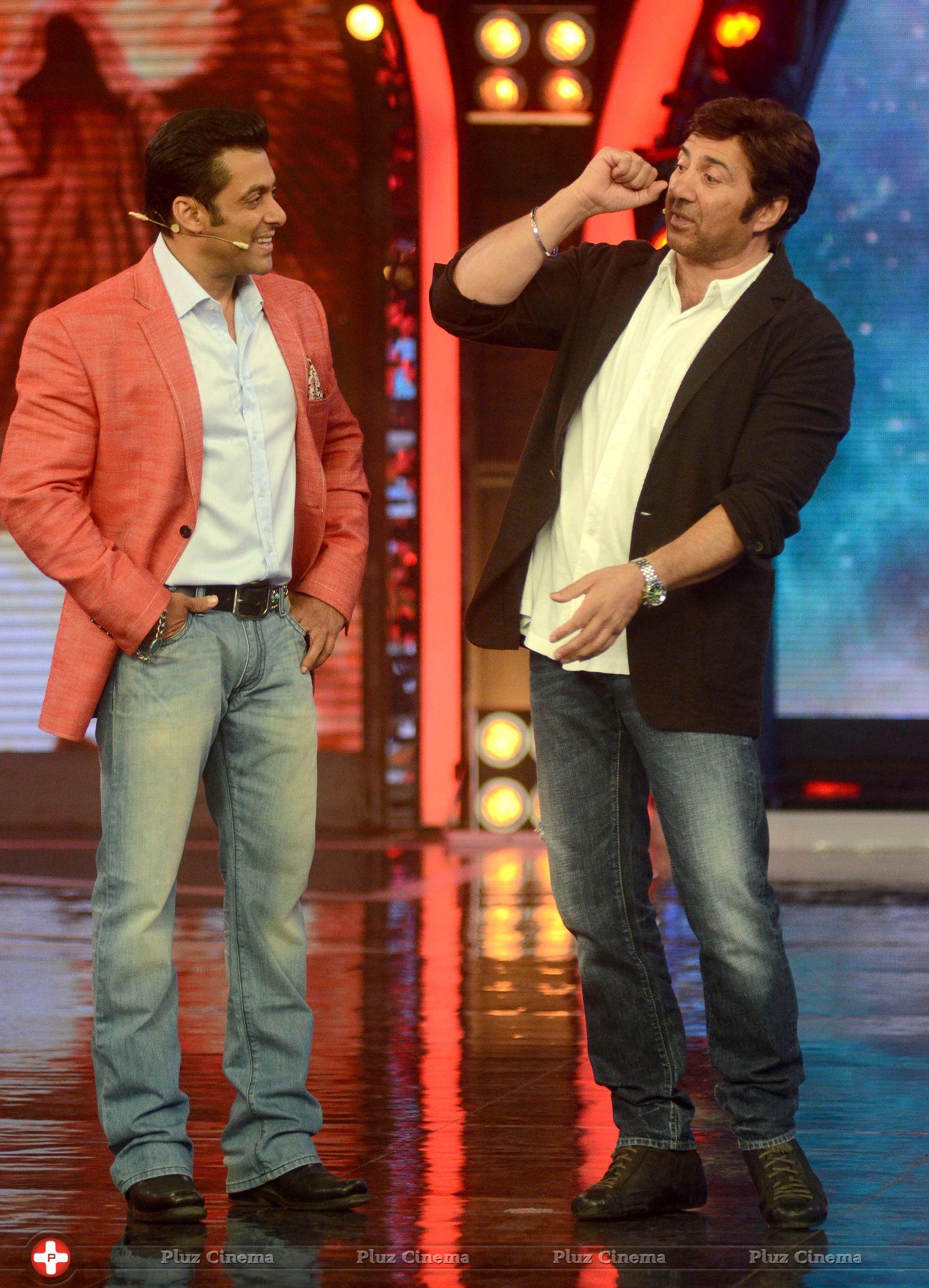 Sunny Deol promotes his film Singh Sahab The Great on the sets of Big Boss With Salman Khan Photos | Picture 633400