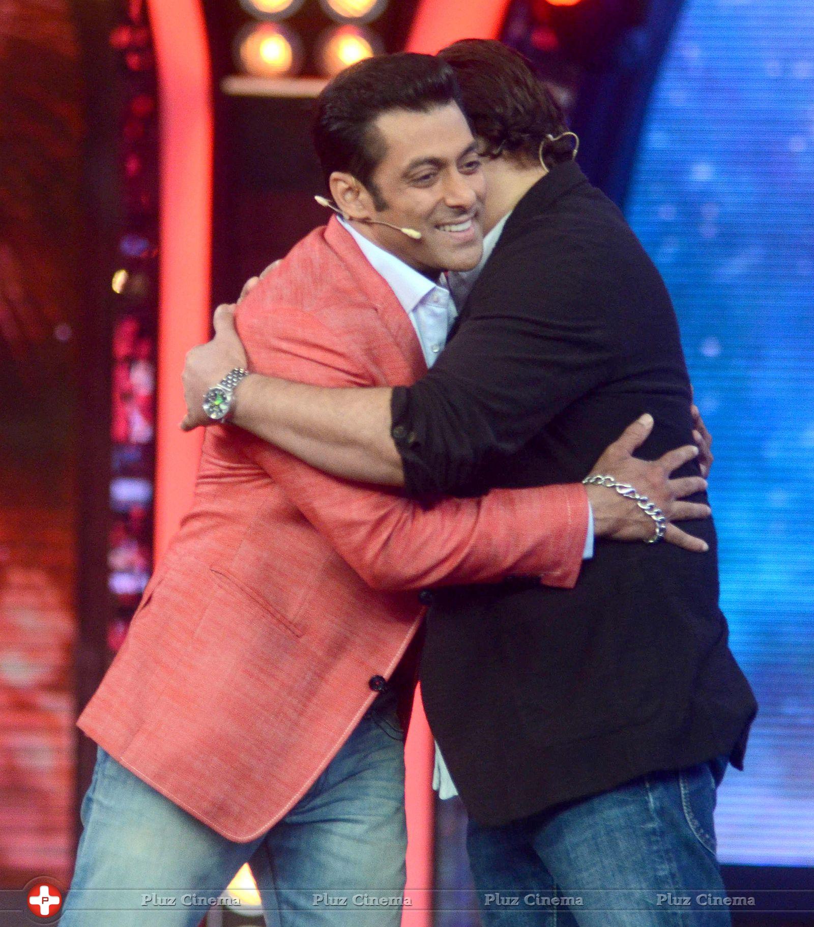 Sunny Deol promotes his film Singh Sahab The Great on the sets of Big Boss With Salman Khan Photos | Picture 633408