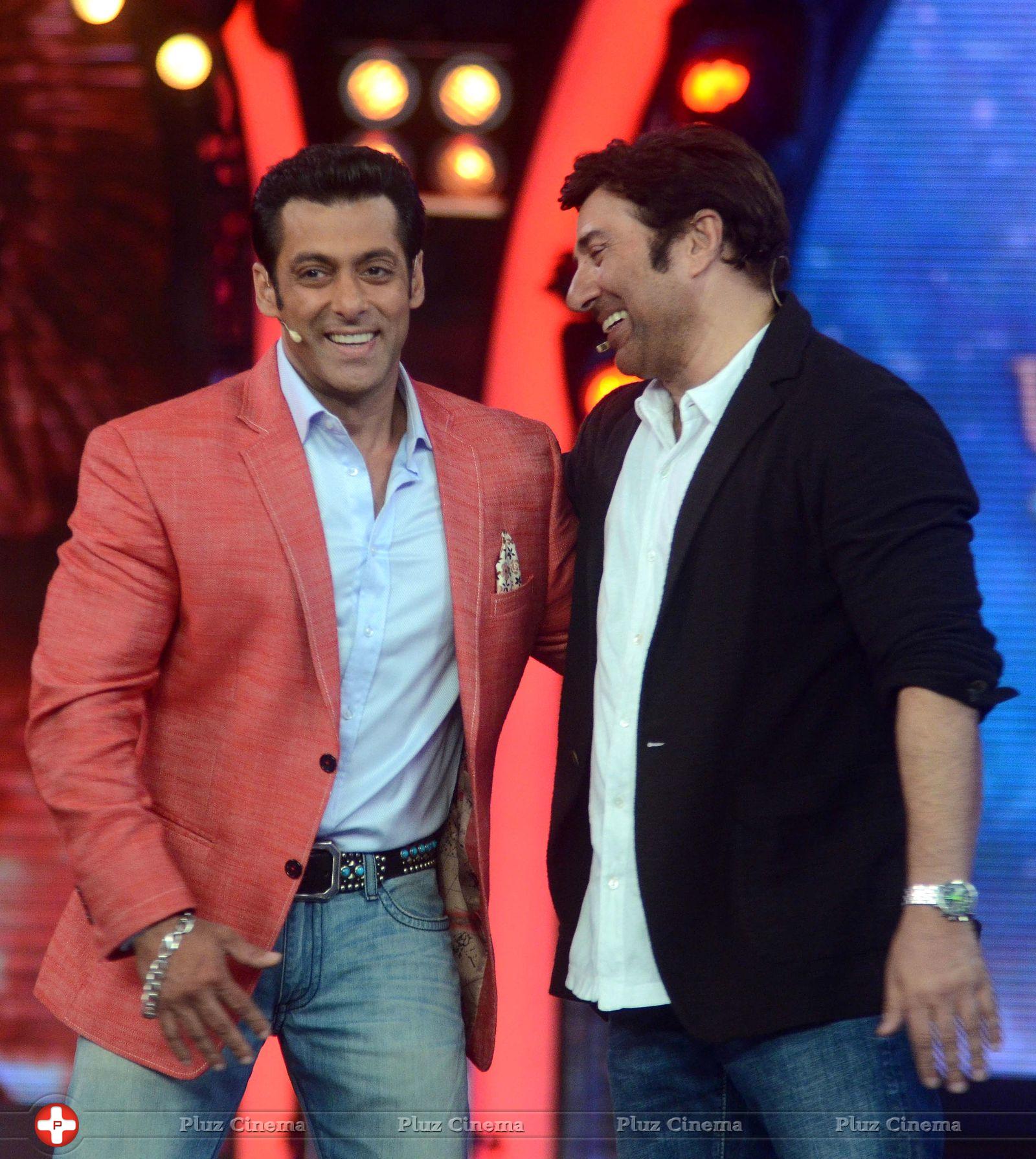 Sunny Deol promotes his film Singh Sahab The Great on the sets of Big Boss With Salman Khan Photos | Picture 633409