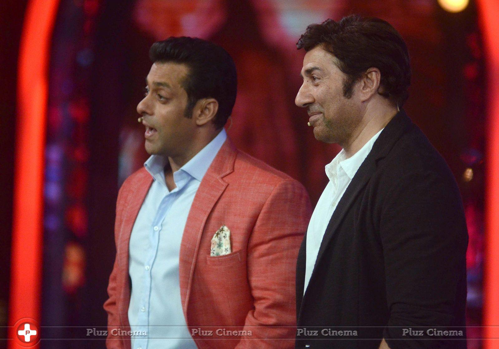 Sunny Deol promotes his film Singh Sahab The Great on the sets of Big Boss With Salman Khan Photos | Picture 633411