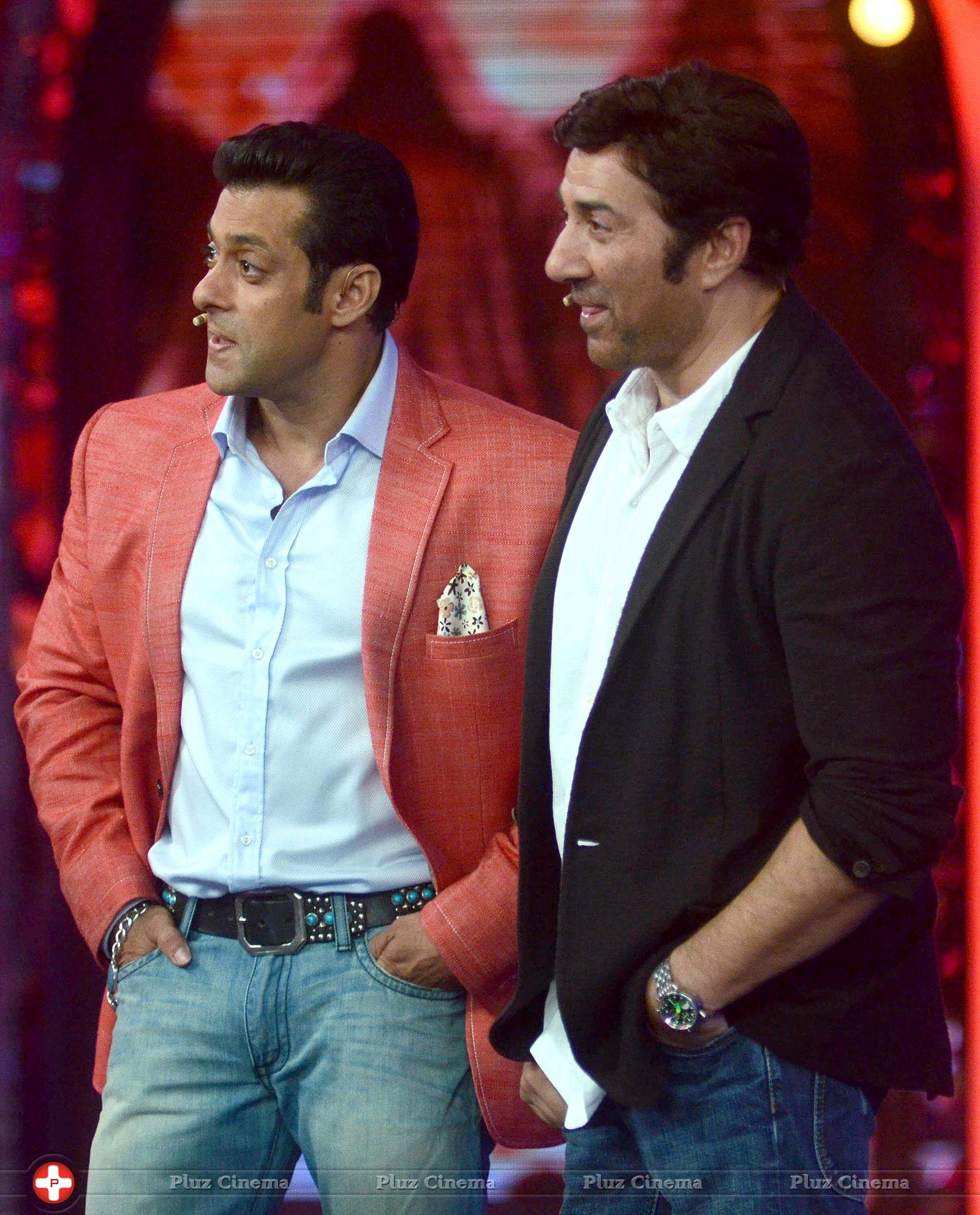 Sunny Deol promotes his film Singh Sahab The Great on the sets of Big Boss With Salman Khan Photos | Picture 633413