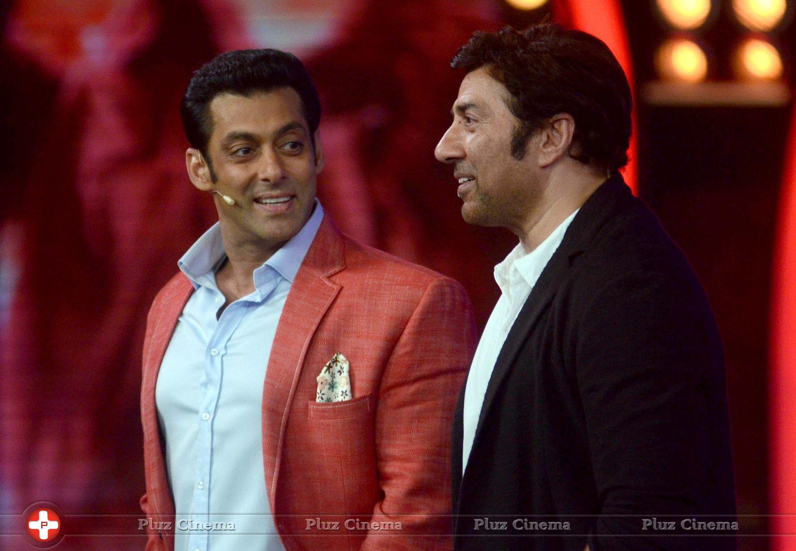 Sunny Deol promotes his film Singh Sahab The Great on the sets of Big Boss With Salman Khan Photos | Picture 633416