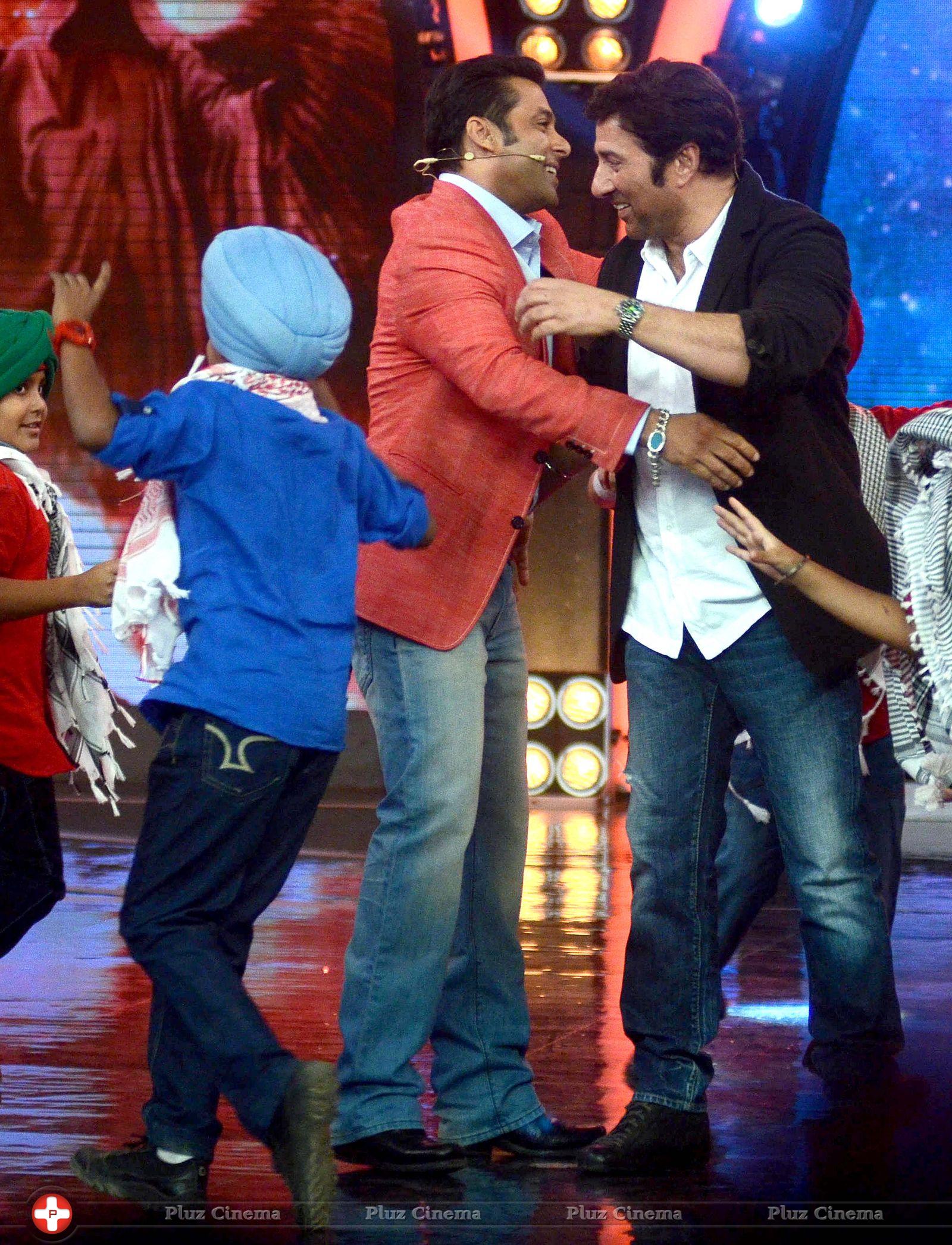 Sunny Deol promotes his film Singh Sahab The Great on the sets of Big Boss With Salman Khan Photos | Picture 633422