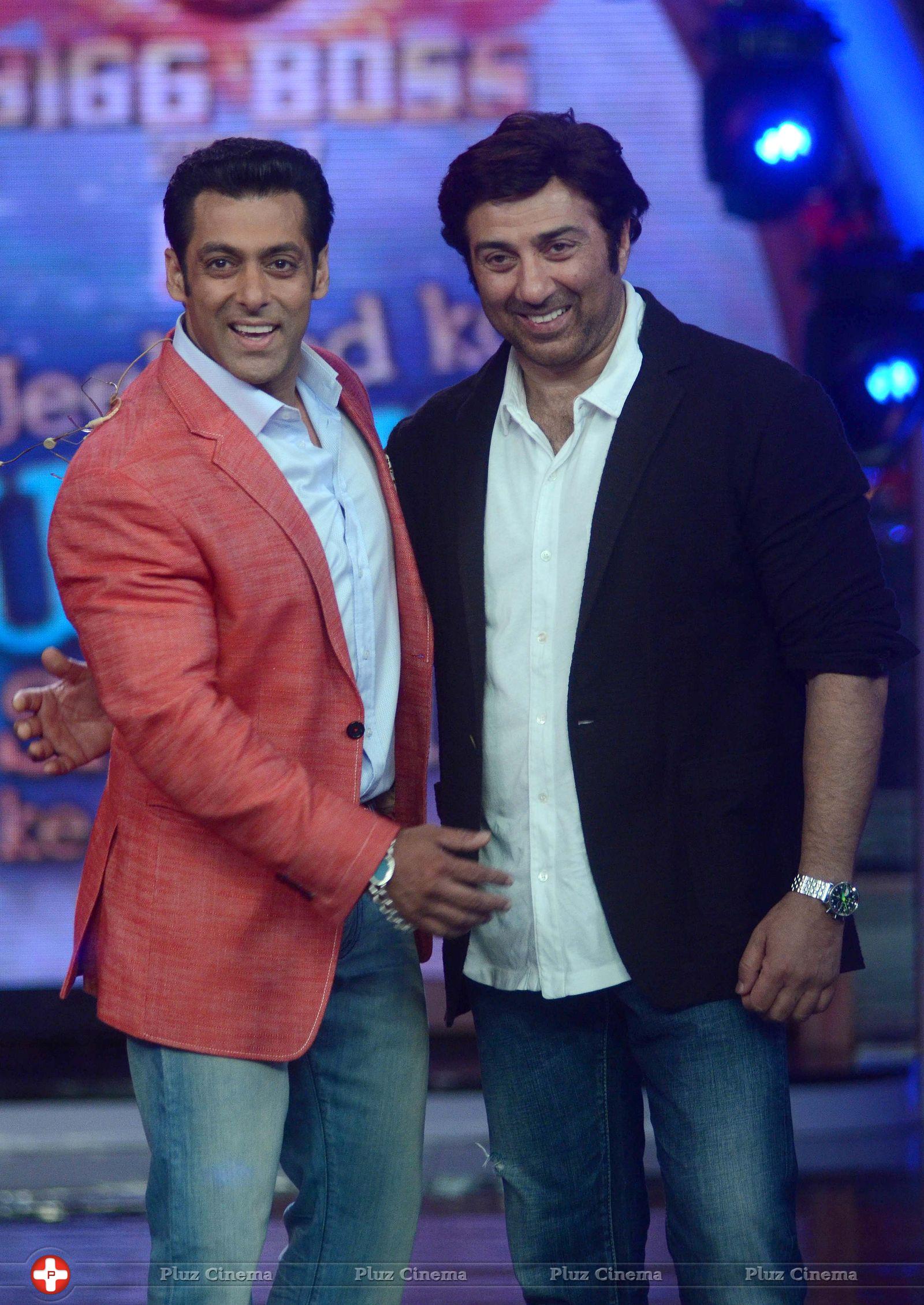 Sunny Deol promotes his film Singh Sahab The Great on the sets of Big Boss With Salman Khan Photos | Picture 633426