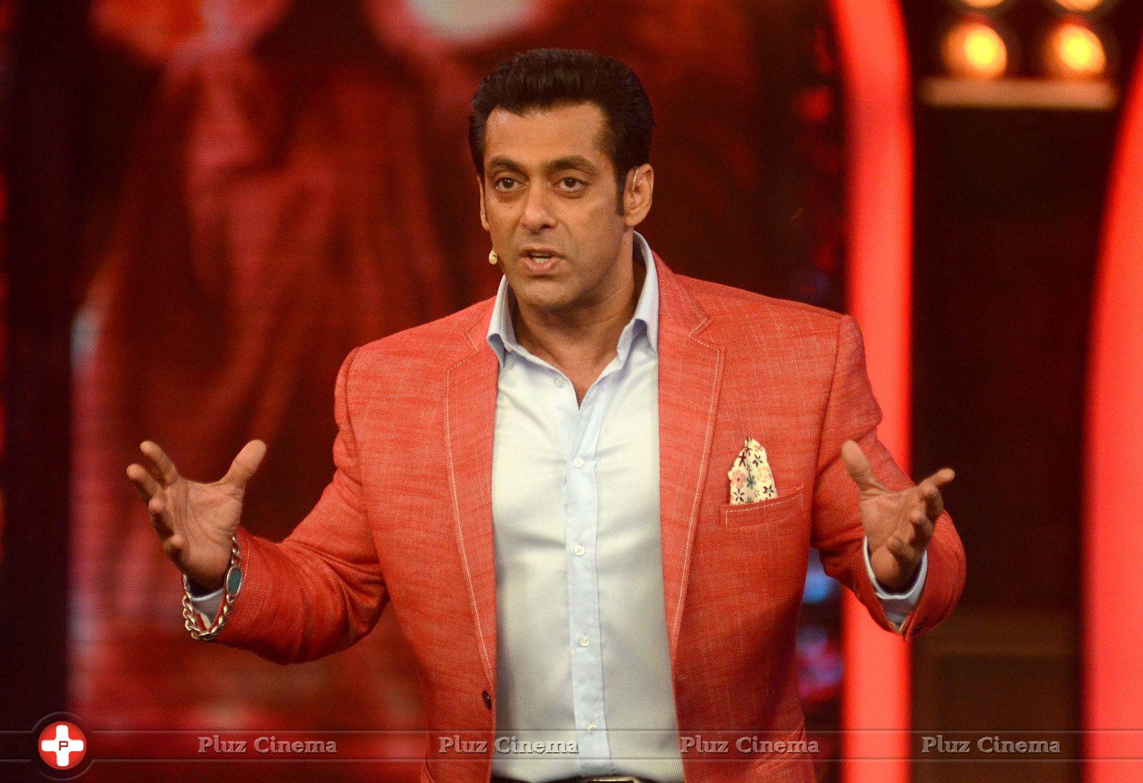 Salman Khan - Sunny Deol promotes his film Singh Sahab The Great on the sets of Big Boss With Salman Khan Photos | Picture 633442