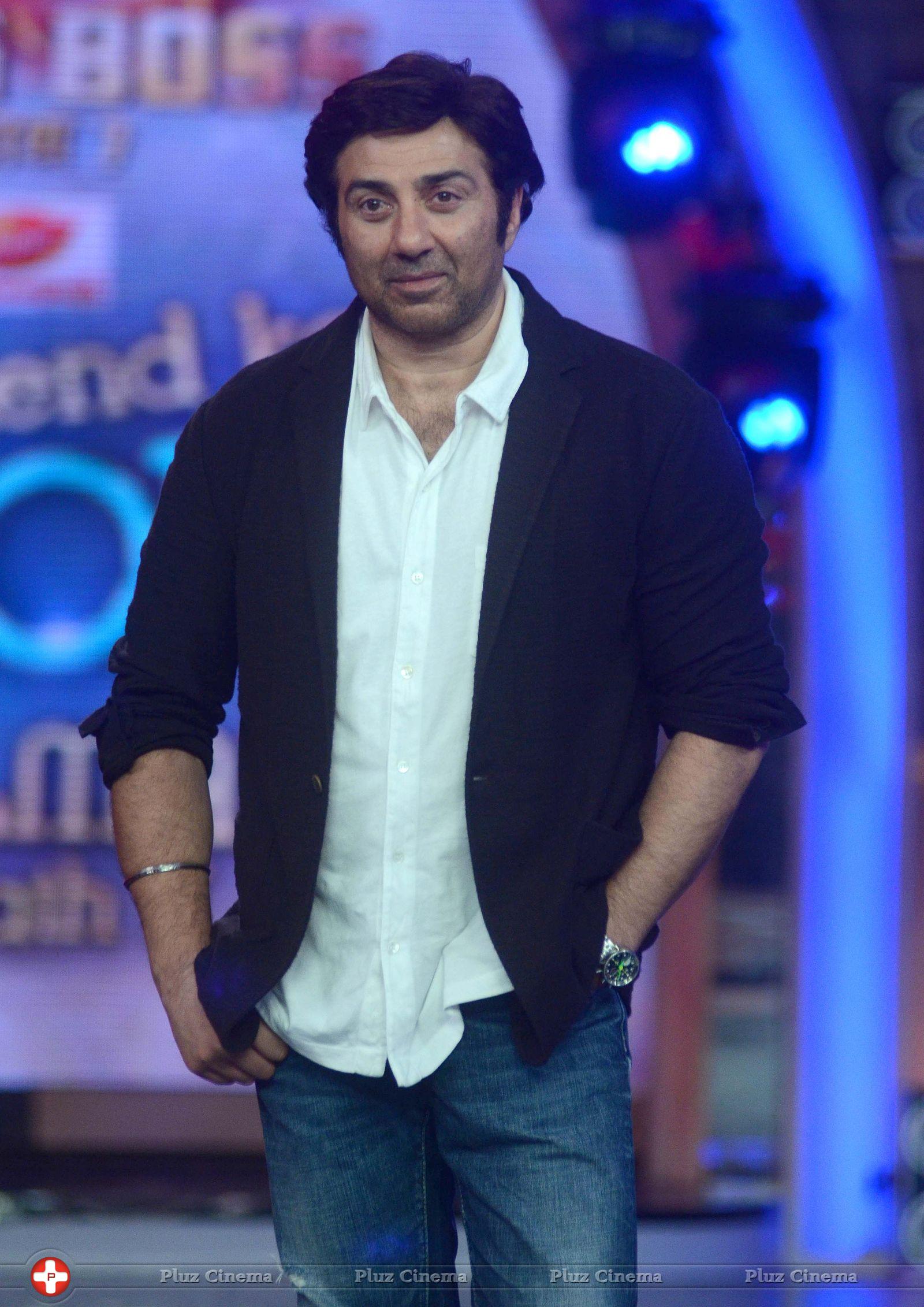 Sunny Deol - Sunny Deol promotes his film Singh Sahab The Great on the sets of Big Boss With Salman Khan Photos | Picture 633455
