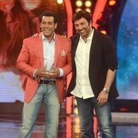 Sunny Deol promotes his film Singh Sahab The Great on the sets of Big Boss With Salman Khan Photos | Picture 633355