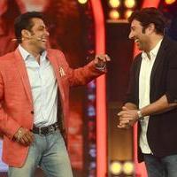 Sunny Deol promotes his film Singh Sahab The Great on the sets of Big Boss With Salman Khan Photos | Picture 633387