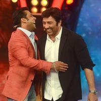 Sunny Deol promotes his film Singh Sahab The Great on the sets of Big Boss With Salman Khan Photos | Picture 633389