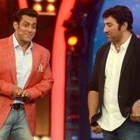 Sunny Deol promotes his film Singh Sahab The Great on the sets of Big Boss With Salman Khan Photos | Picture 633394