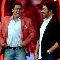 Sunny Deol promotes his film Singh Sahab The Great on the sets of Big Boss With Salman Khan Photos | Picture 633414