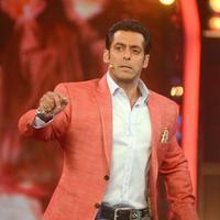 Salman Khan - Sunny Deol promotes his film Singh Sahab The Great on the sets of Big Boss With Salman Khan Photos | Picture 633441