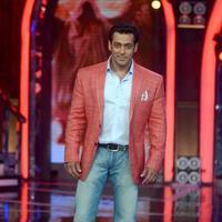Salman Khan - Sunny Deol promotes his film Singh Sahab The Great on the sets of Big Boss With Salman Khan Photos | Picture 633447
