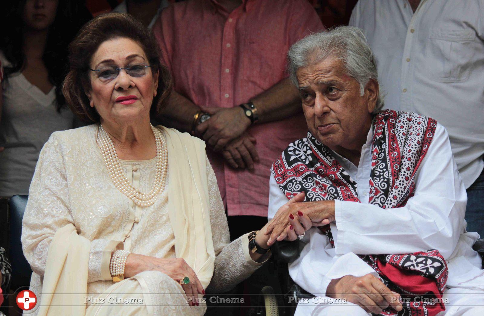 Unveiling of tile bearing Shashi Kapoor hand impression Photos | Picture 634267