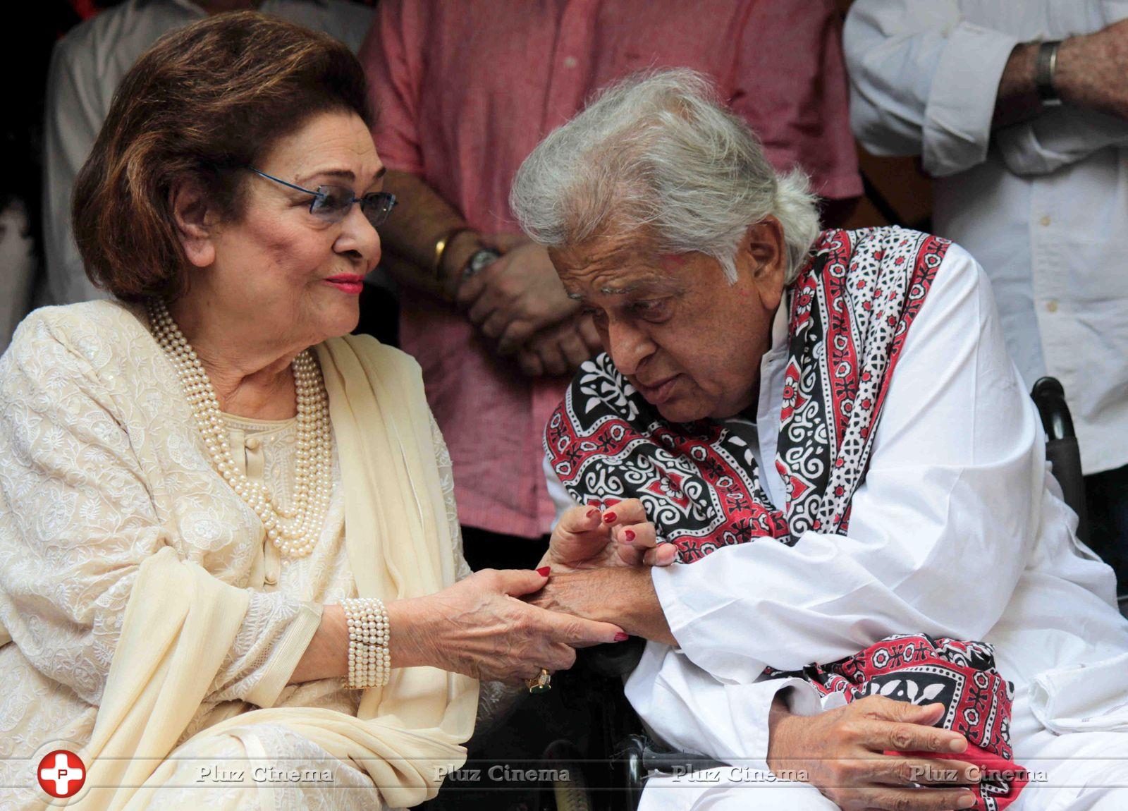 Unveiling of tile bearing Shashi Kapoor hand impression Photos | Picture 634268