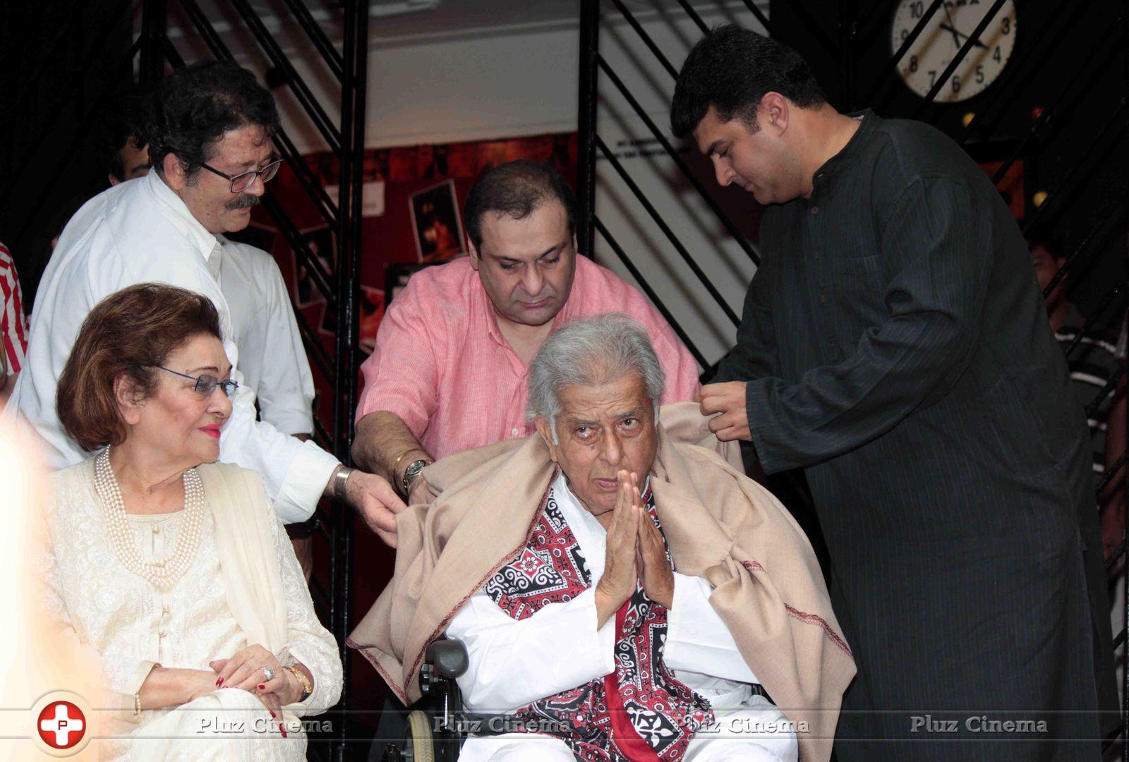 Unveiling of tile bearing Shashi Kapoor hand impression Photos | Picture 634269