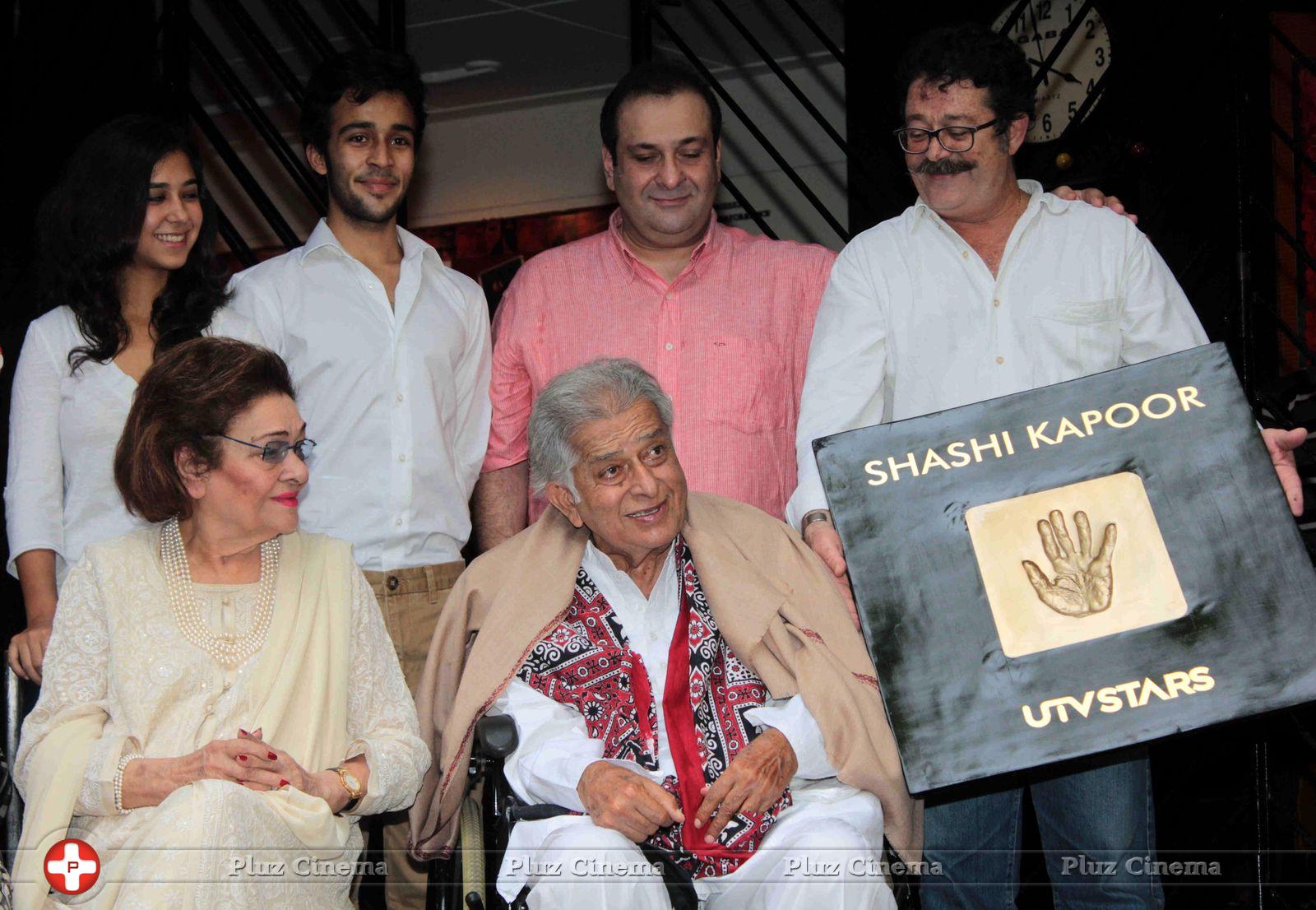 Unveiling of tile bearing Shashi Kapoor hand impression Photos | Picture 634272