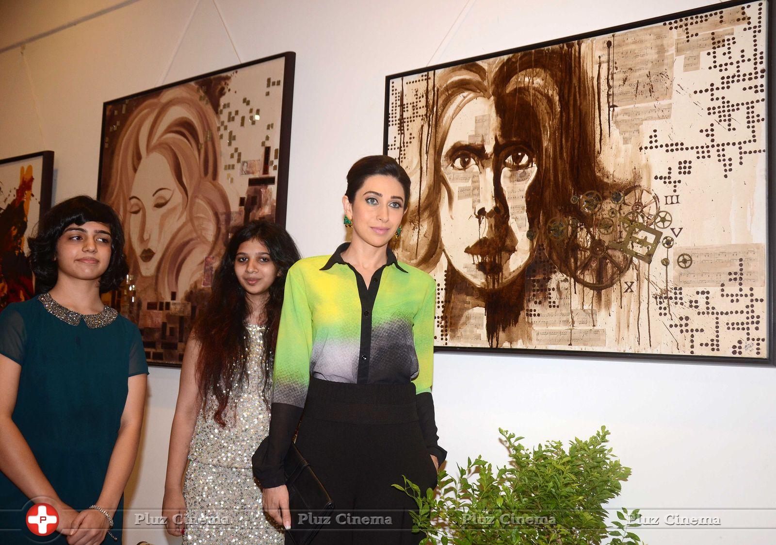Karisma Kapoor at The Painting Exhibition Bal Disha Titled Mosaic Photos | Picture 635476