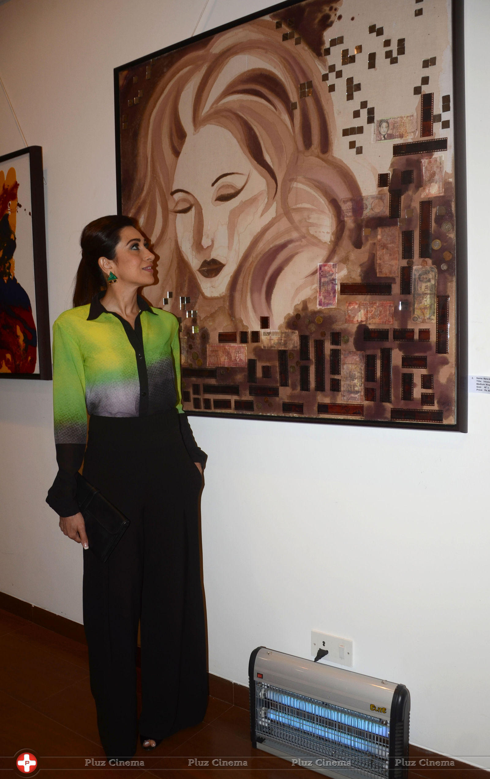 Karisma Kapoor - Karisma Kapoor at The Painting Exhibition Bal Disha Titled Mosaic Photos | Picture 635479