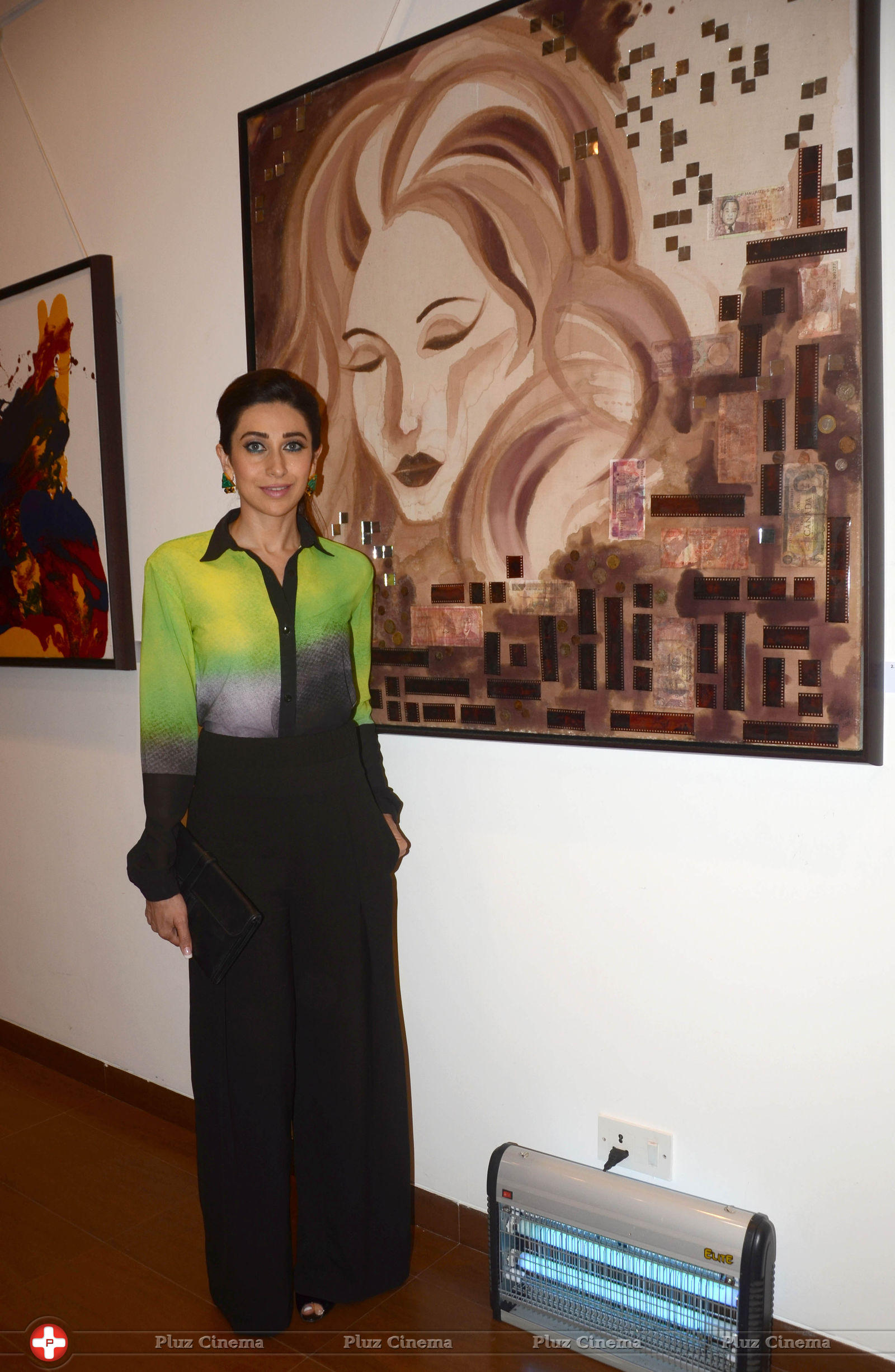 Karisma Kapoor - Karisma Kapoor at The Painting Exhibition Bal Disha Titled Mosaic Photos | Picture 635480