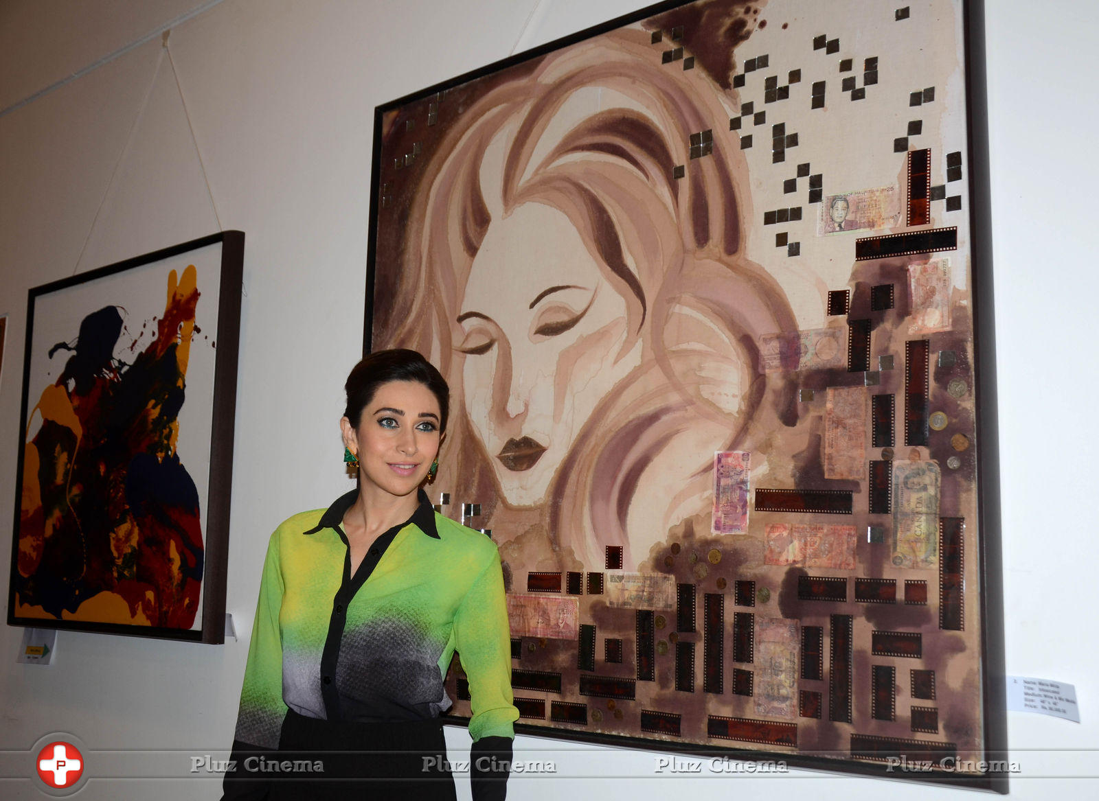 Karisma Kapoor - Karisma Kapoor at The Painting Exhibition Bal Disha Titled Mosaic Photos | Picture 635481