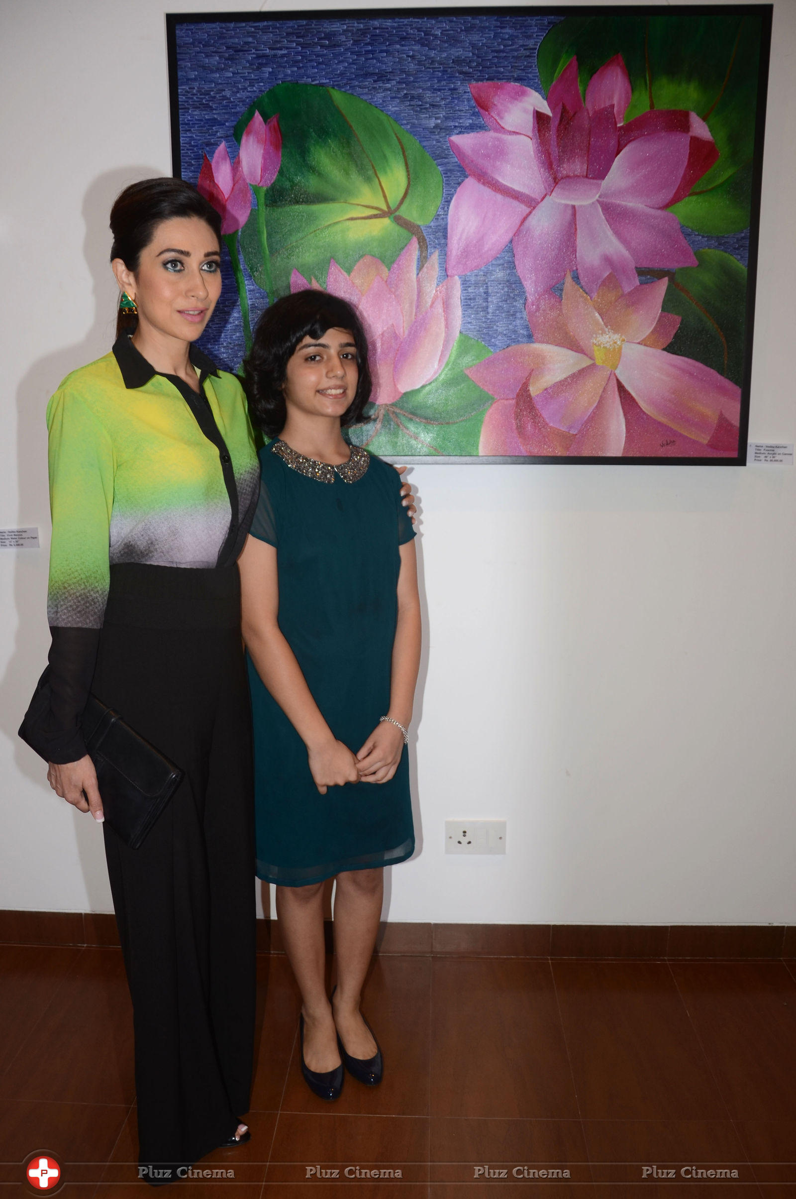 Karisma Kapoor at The Painting Exhibition Bal Disha Titled Mosaic Photos | Picture 635483