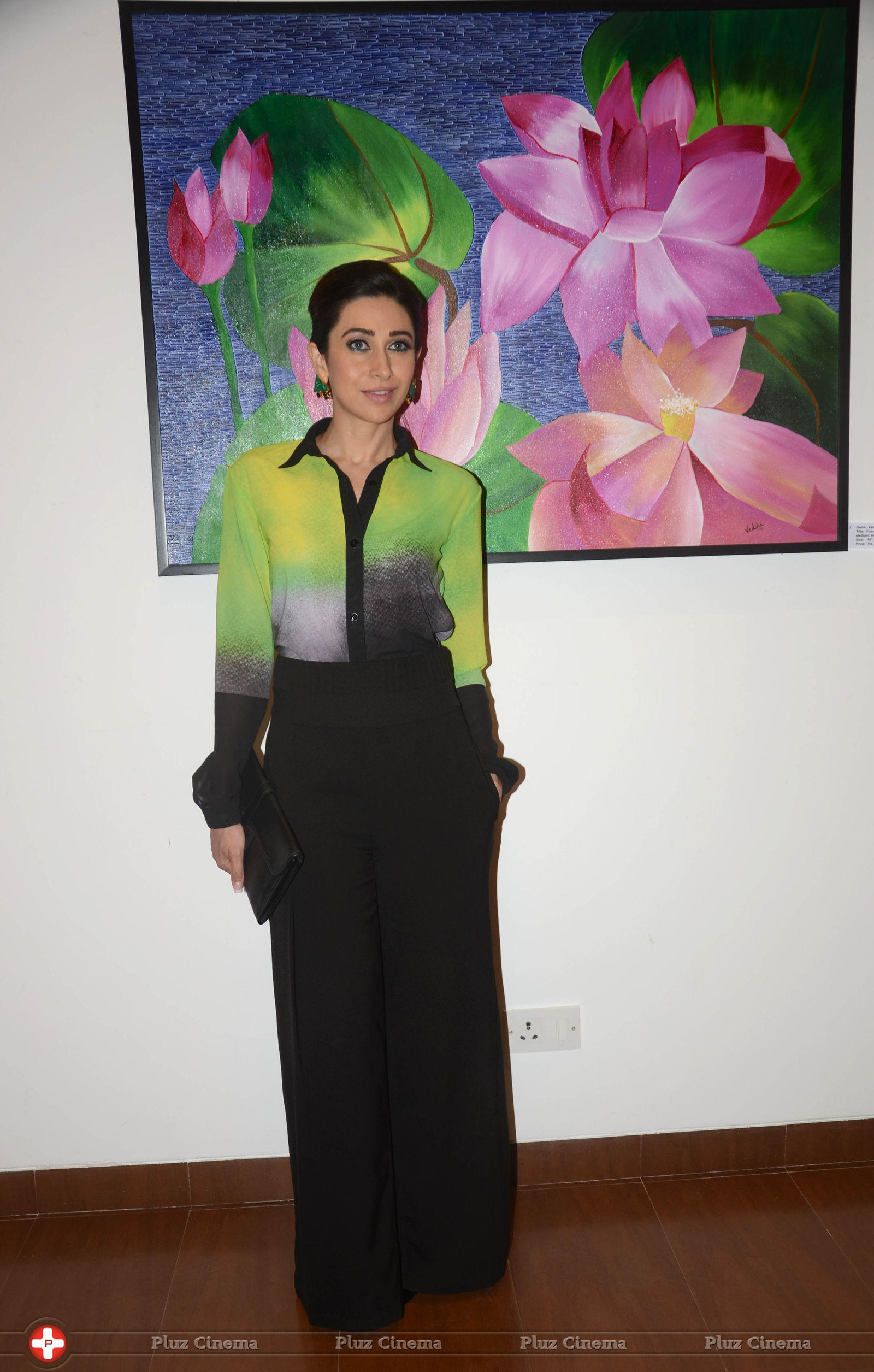 Karisma Kapoor - Karisma Kapoor at The Painting Exhibition Bal Disha Titled Mosaic Photos | Picture 635486